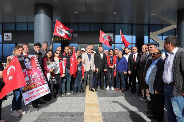 Dünya şampiyonu Nesrin Baş’a memleketinde coşkulu karşılama