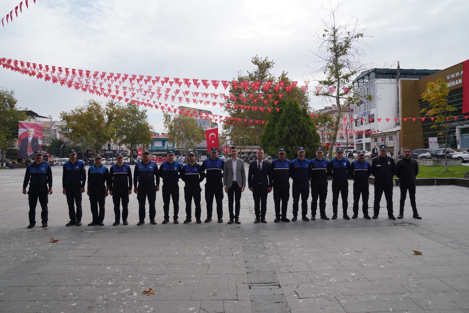 Erbaa Belediyesi Cumhuriyetin 100’üncü yılı için esnaflara 4 bin bayrak dağıttı. 