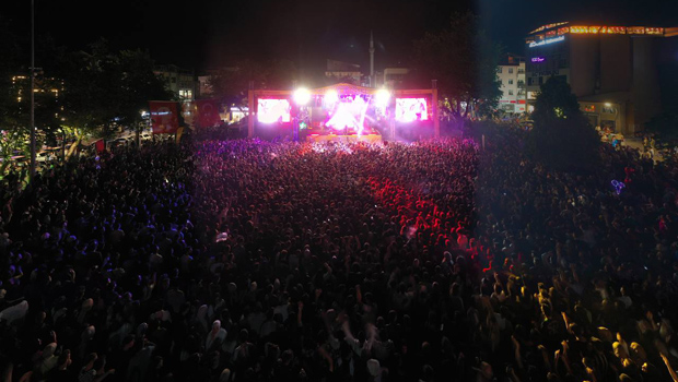 Erbaa Belediyesi gençlik konserlerine yoğun ilgi