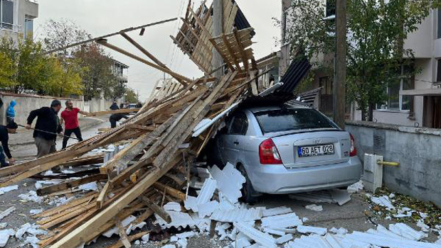 Erbaa'da evin çatısı uçtu, 2 otomobil hasar gördü
