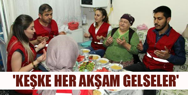 Gençler, Yalnız Yaşlılarla İftar Yapıyor