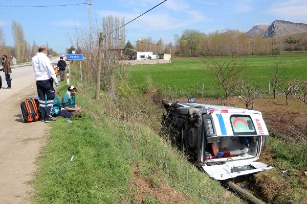 Hasta taşıyan ambulans devrildi: 4 yaralı