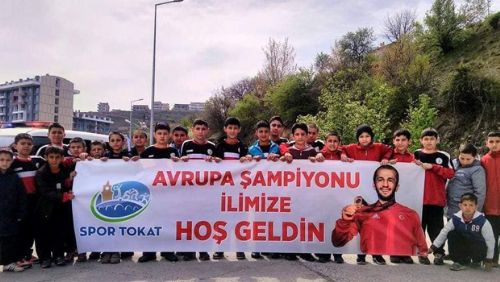 Avrupa Şampiyonu Güreşçi Davul Zurnalarla Karşılandı