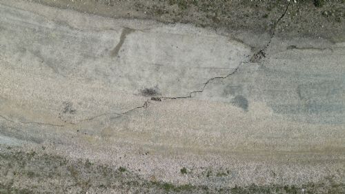 Deprem bölgesi havadan görüntülendi; yolda çatlaklar oluştu