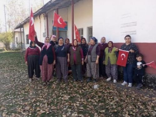 Köylü kadınlar çocukken ezberledikleri şiirlerle Cumhuriyeti kutladı