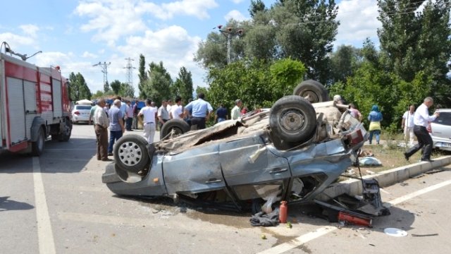 KAVŞAKTAN ÇIKAN ARAÇLA ÇARPIŞTI