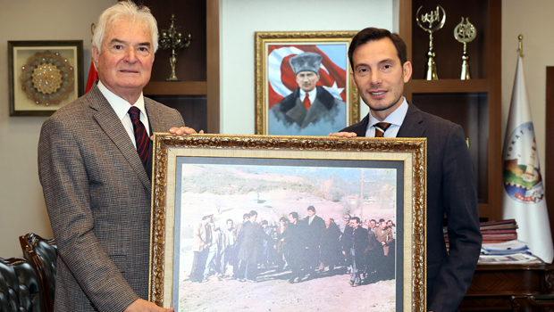 Başkan Yazıcıoğlu, Vali babasının 39 yıllık fotoğrafını odasına astı