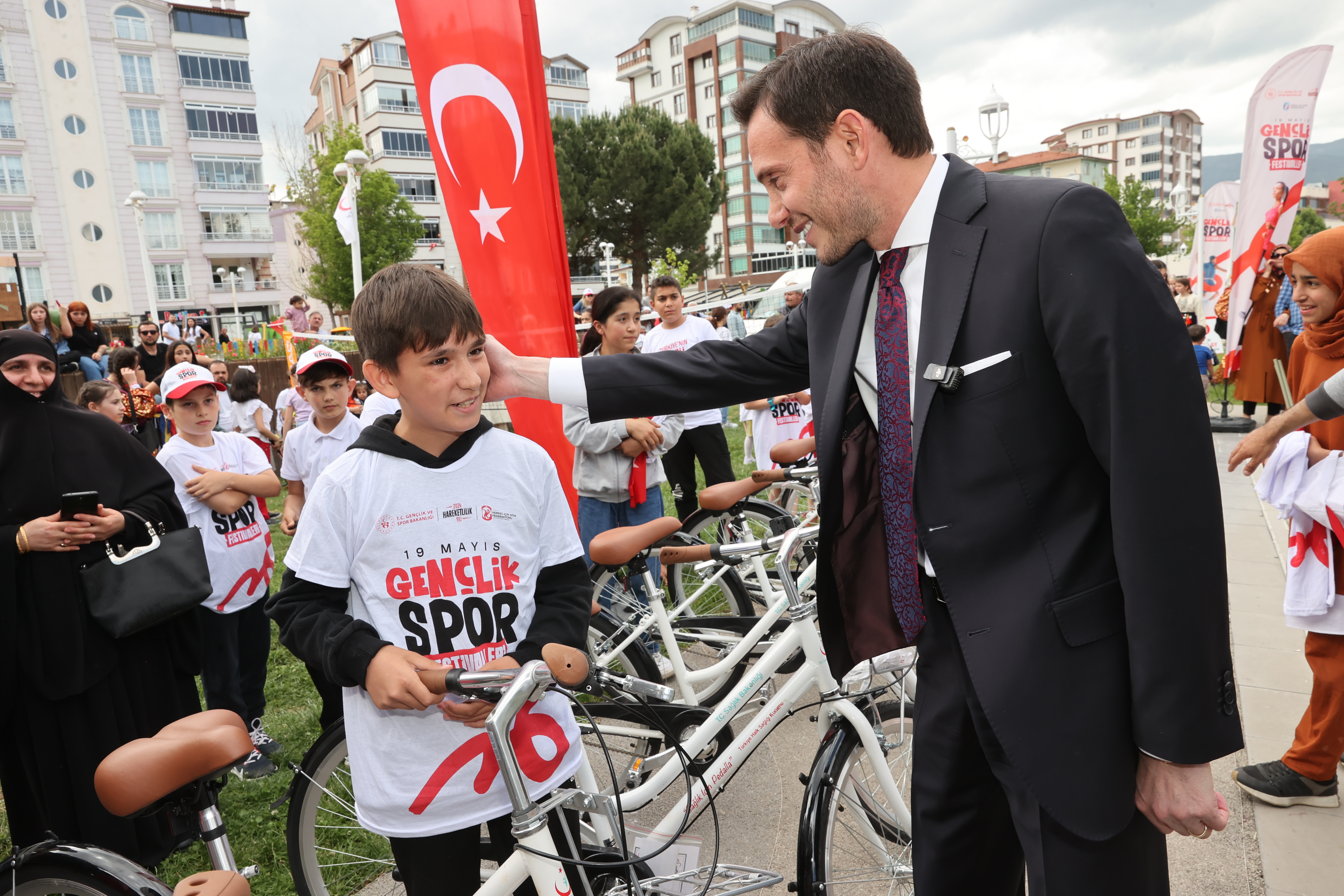 Başkan Yazıcıoğlu, başarılı gençlere bisiklet hediye etti