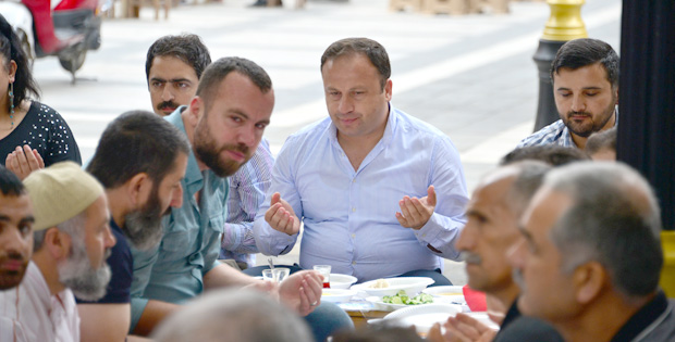 Başkan Yıldırım Esnafla Kahvaltıda Buluştu