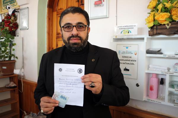 Camide telefonunu şarj edip, para bıraktı