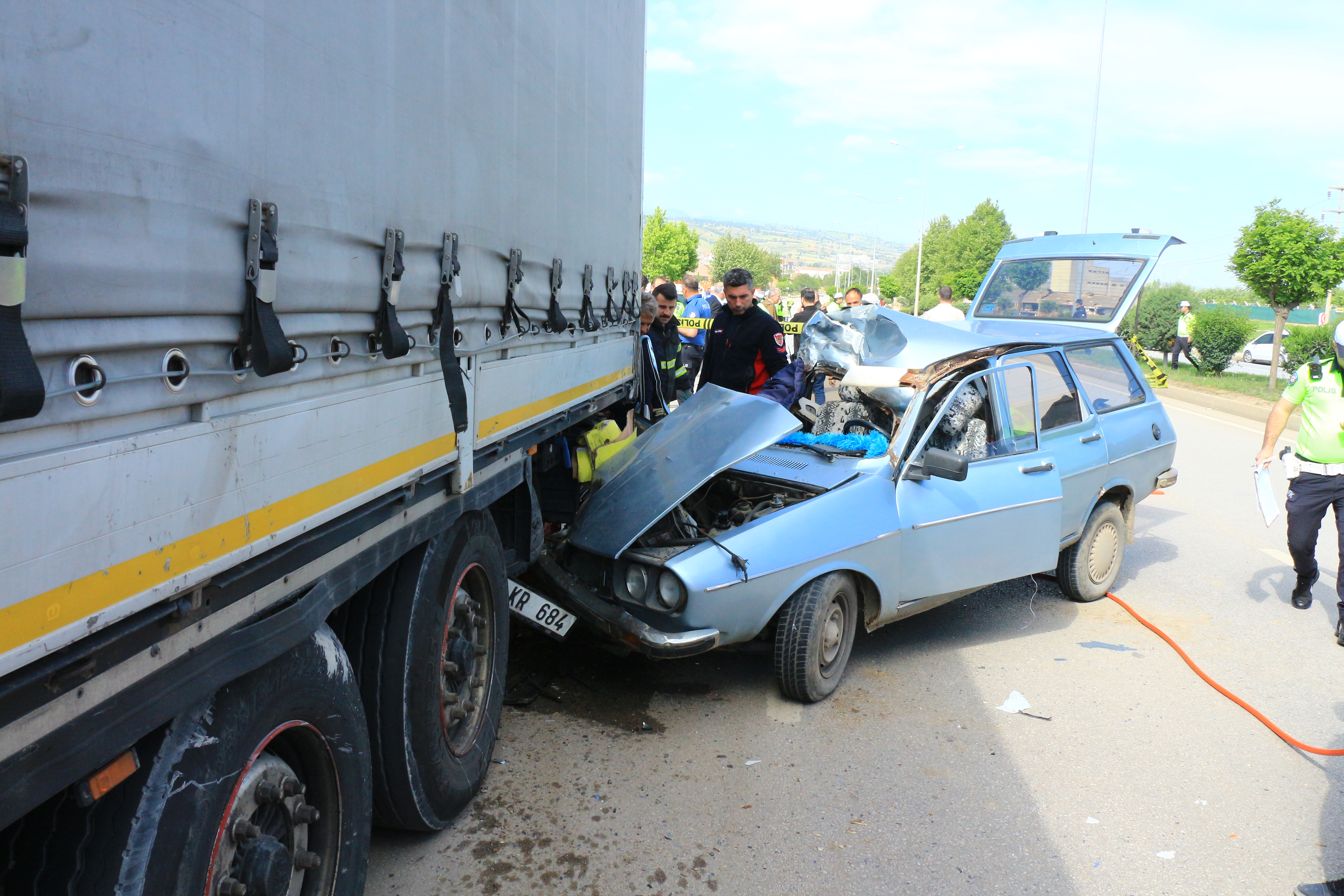 Erbaa'da otomobil park halindeki TIR’a çarptı: 1 ölü