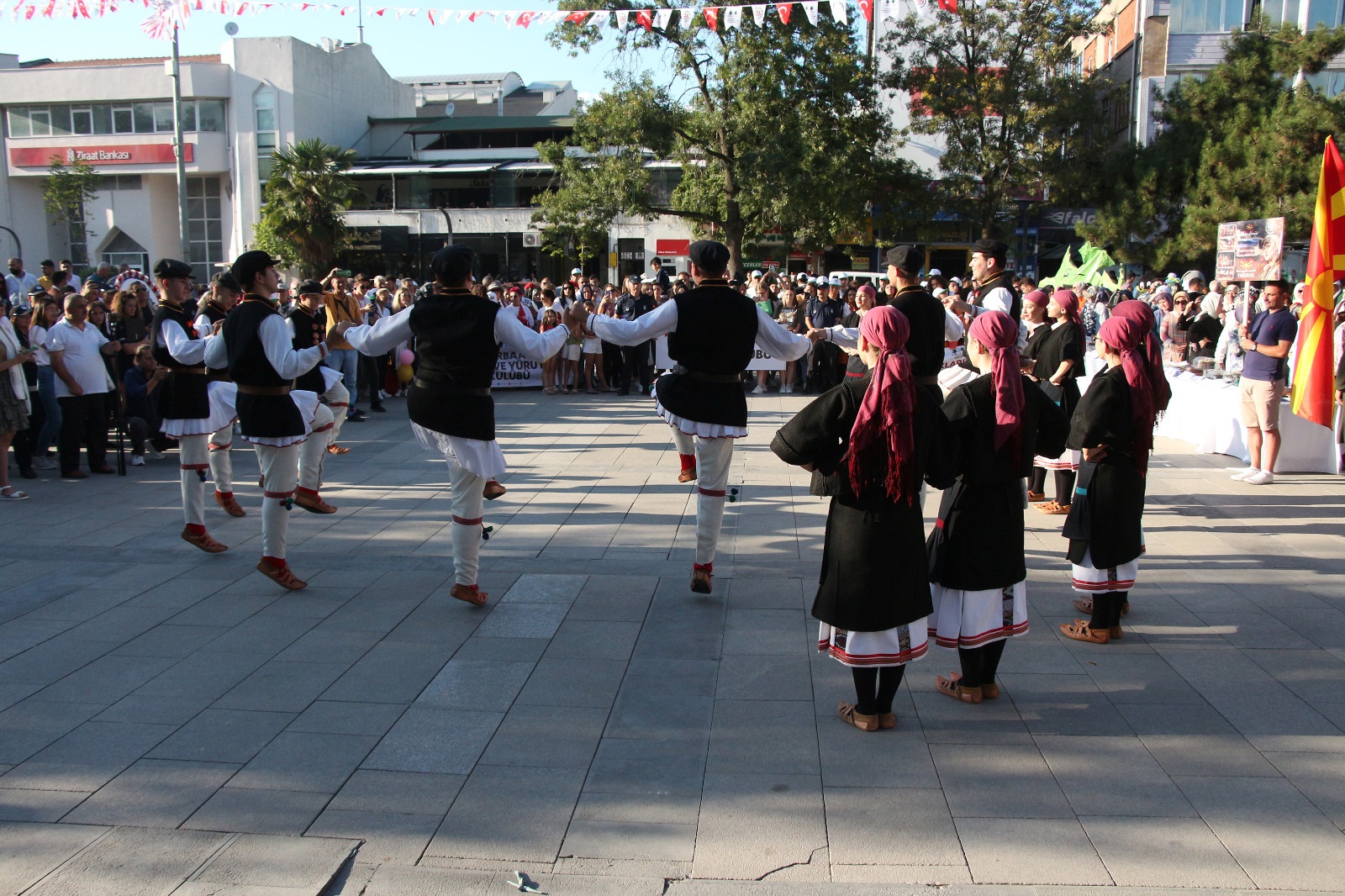 Festival kortej yürüyüşü ile başladı