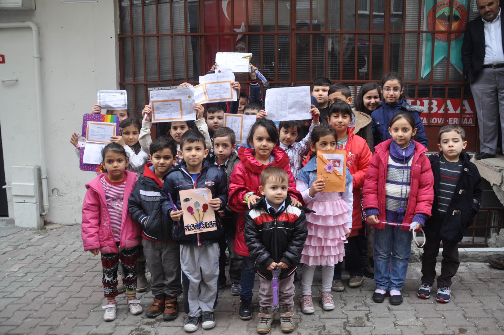 KARAAĞAÇ KÖYÜ DERNEĞİNDEN ÇOCUKLARA SÜPRİZ