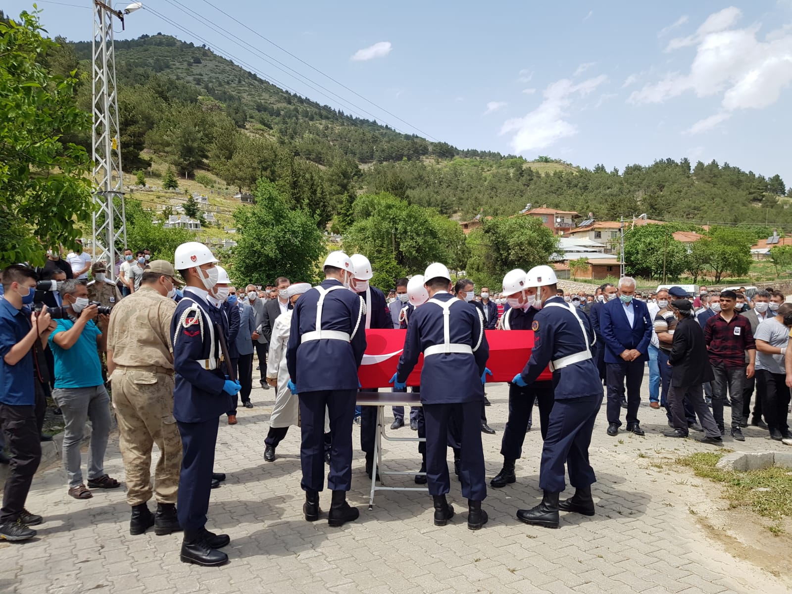 Kaza kurşunuyla ölen uzman çavuş, son yolculuğuna uğurlandı