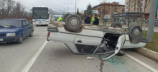 Kontrolden çıkan otomobil ters döndü, elleriyle çevirdiler