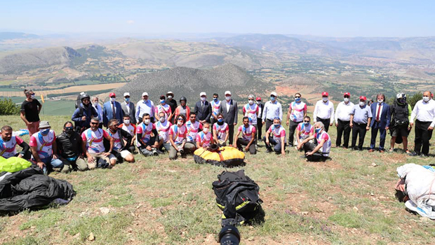 Tokat'ta yamaç paraşütü yarışması başladı