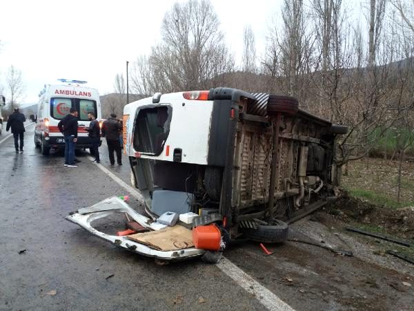 Zile'de Servis Aracı Devrildi