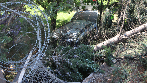 Emniyet Müdürlüğü'nün bahçesine uçan hafif ticari aracın sürücüsü yaralandı