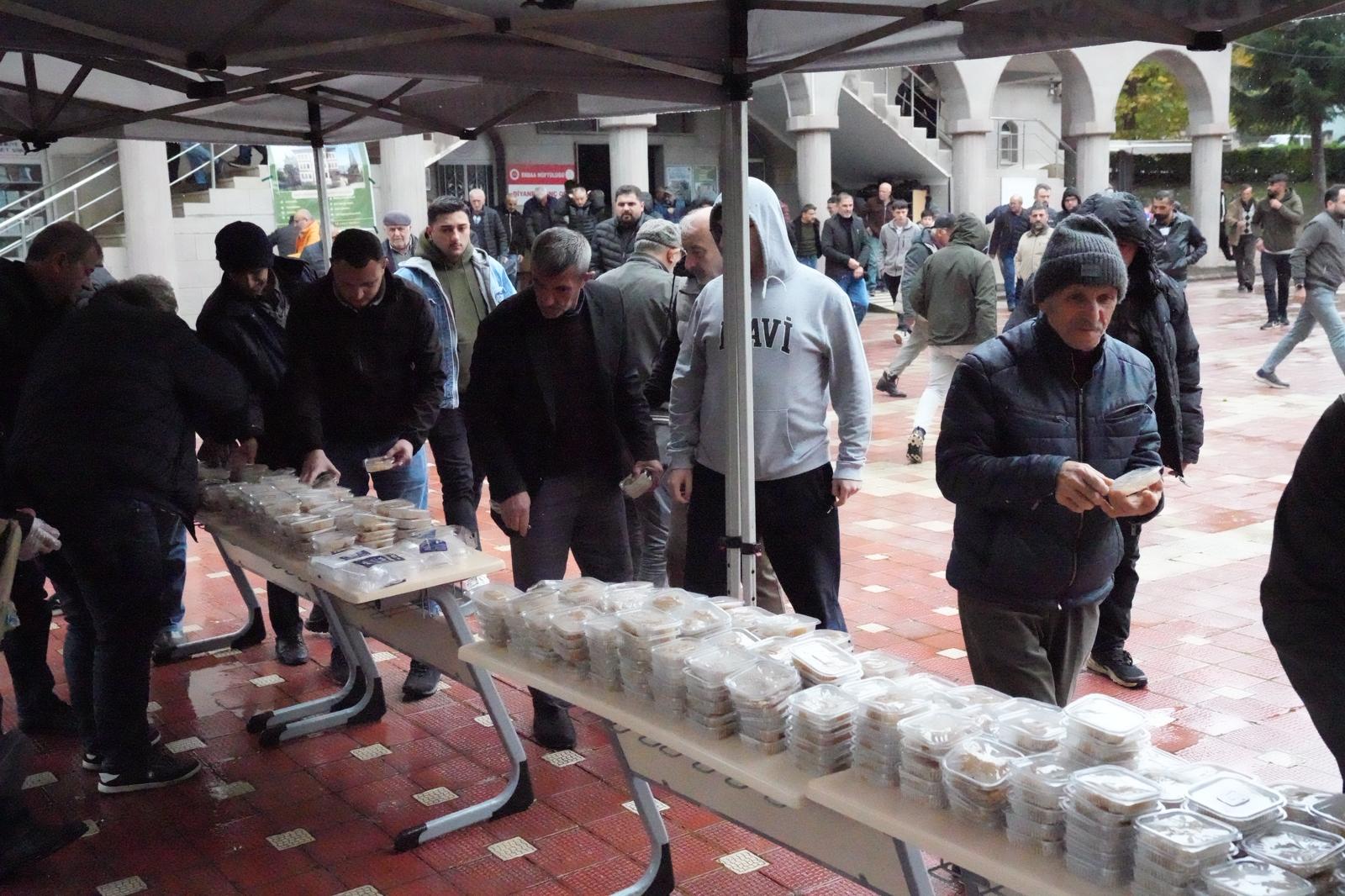 Erbaa Belediyesi Cuma namazı sonrası şehitler için vatandaşlara helva ikram etti.