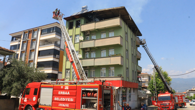 Erbaa'da 4 katlı apartmanın çatısı yandı