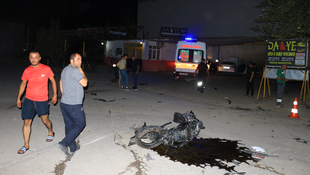 Erbaa'da otomobil karşı şeride geçip motosiklete çarptı: 1 ölü 1 yaralı