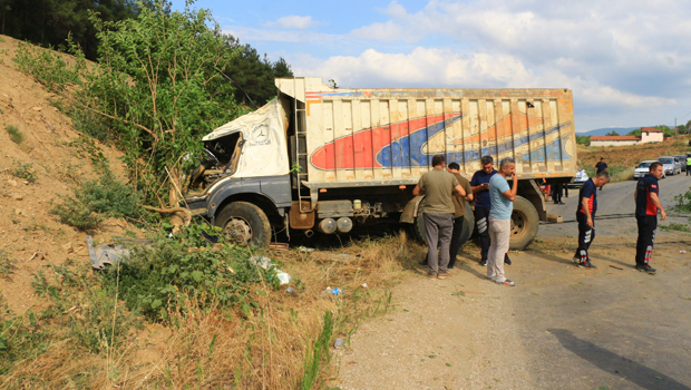 Freni boşalan kamyon yol kenarındaki ağaçlara çarparak durabildi: 2 yaralı