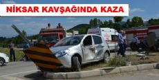 KAVŞAKTAN ÇIKAN ARAÇLA ÇARPIŞTI