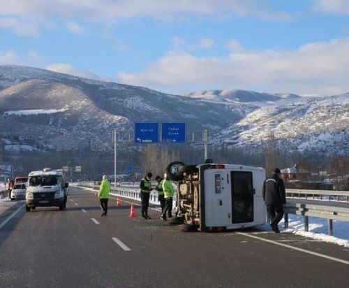 Askeri personeli taşıyan servis devrildi: 1 Şehit, 3 Yaralı