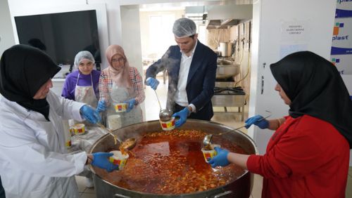 Erbaa Belediyesi Aşevinden Yüzlerce İhtiyaç Sahibine Sıcak Yemek