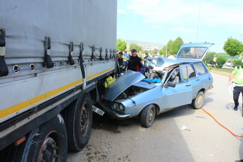Erbaa'da otomobil park halindeki TIR’a çarptı: 1 ölü