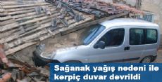 Kerpiç Duvar Aracın Üzerine Devrildi