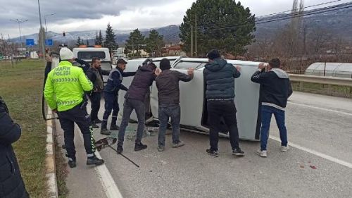 Kontrolden çıkan otomobil ters döndü, elleriyle çevirdiler