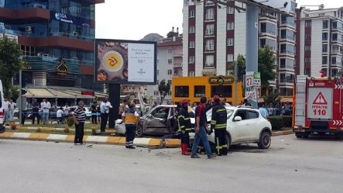 Tokat'ta İki Otomobil Çarpıştı: 1 Ölü, 5 Yaralı