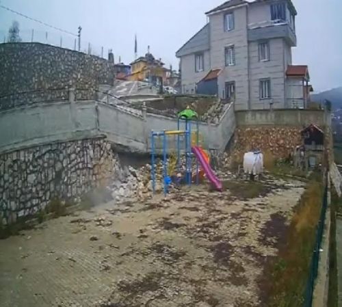 Tokat'ta çocuk parkında istinat duvarı çöktü