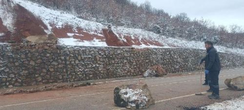 Tokat'ta heyelan; düşen kayalar, ulaşımı aksattı