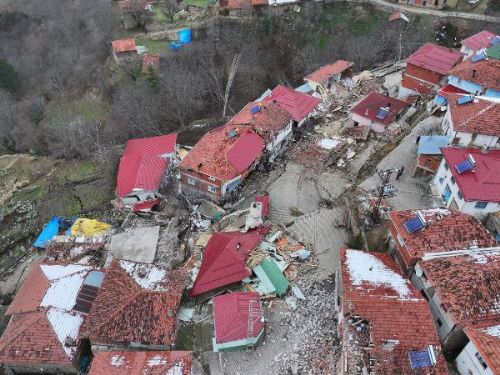 Tokat'ta heyelanların yaşandığı köy, ikiye ayırdı
