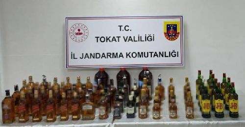 Tokat'ta yılbaşı öncesi 686 litre kaçak ve sahte içki ele geçirildi