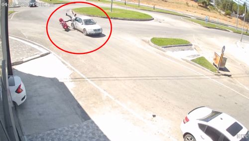 Otomobille çarpışan motosikletin sürücüsünün yaralandığı kaza kamerada