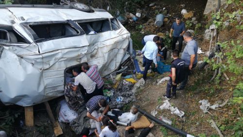 Tokat'ta fındık işçilerinin taşındığı minibüs dereye uçtu: 1 ölü, 25 yaralı